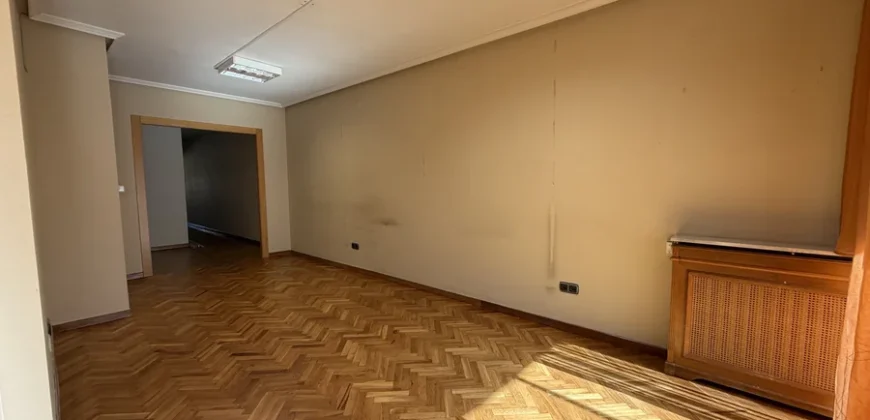 Piso céntrico de 2 habitaciones con garaje.