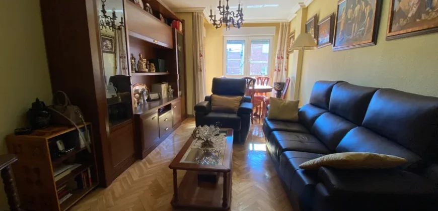 Piso para entrar a vivir de tres habitaciones en Pintor Oliva.