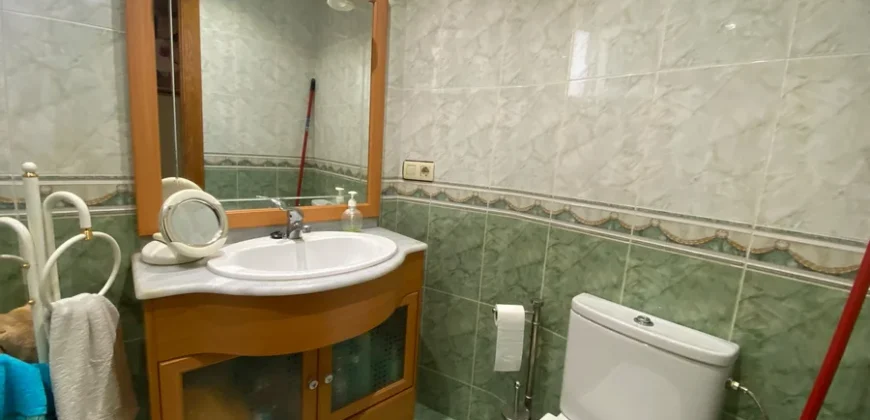 Piso para entrar a vivir de tres habitaciones en Pintor Oliva.