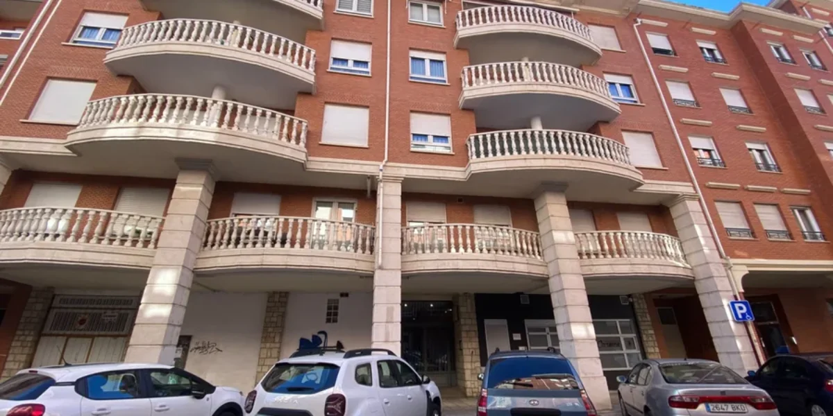 Piso para entrar a vivir de tres habitaciones en Pintor Oliva.