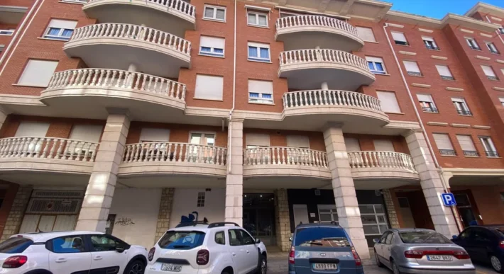Piso para entrar a vivir de tres habitaciones en Pintor Oliva.