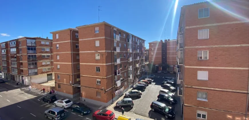 Piso para entrar a vivir de tres habitaciones en Pintor Oliva.