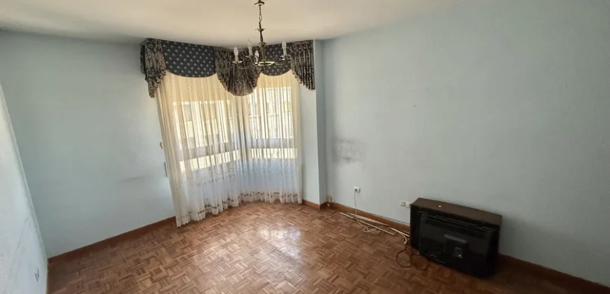 Piso de cuatro habitaciones en Casado del Alisal.