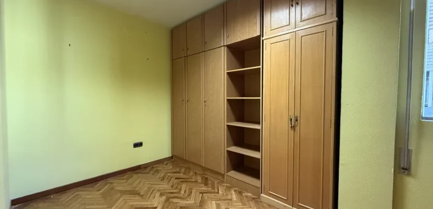 Piso céntrico de 2 habitaciones con garaje.