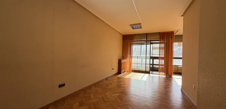 Piso céntrico de 2 habitaciones con garaje.
