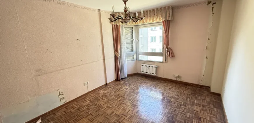 Piso de cuatro habitaciones en Casado del Alisal.