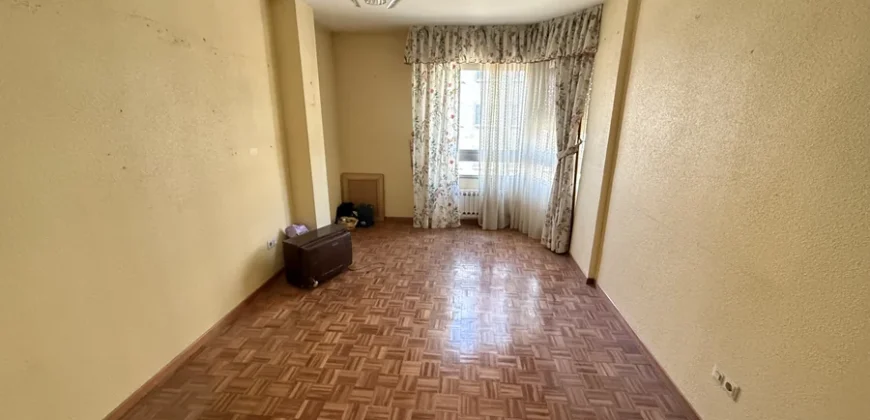 Piso de cuatro habitaciones en Casado del Alisal.