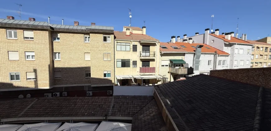 Piso céntrico de 2 habitaciones con garaje.