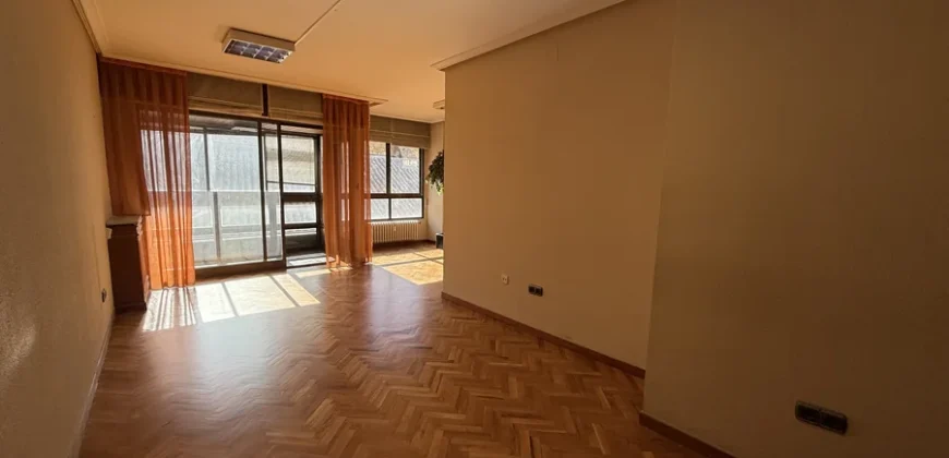 Piso céntrico de 2 habitaciones con garaje.