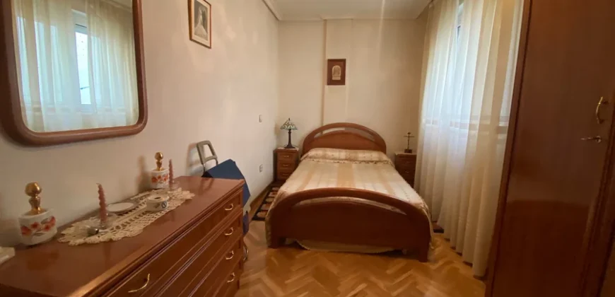 Piso para entrar a vivir de tres habitaciones en Pintor Oliva.