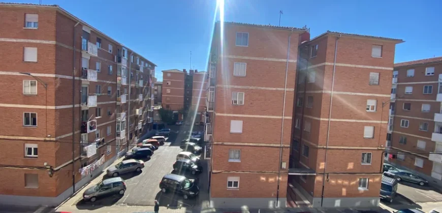 Piso para entrar a vivir de tres habitaciones en Pintor Oliva.