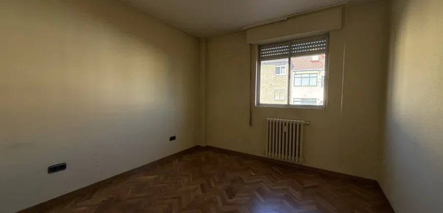 Piso céntrico de 2 habitaciones con garaje.