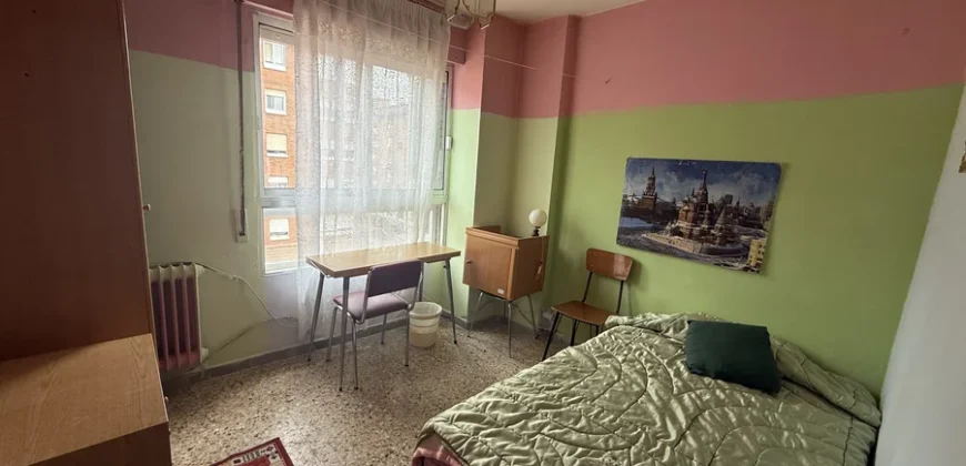 Piso para reformar de tres habitaciones con garaje