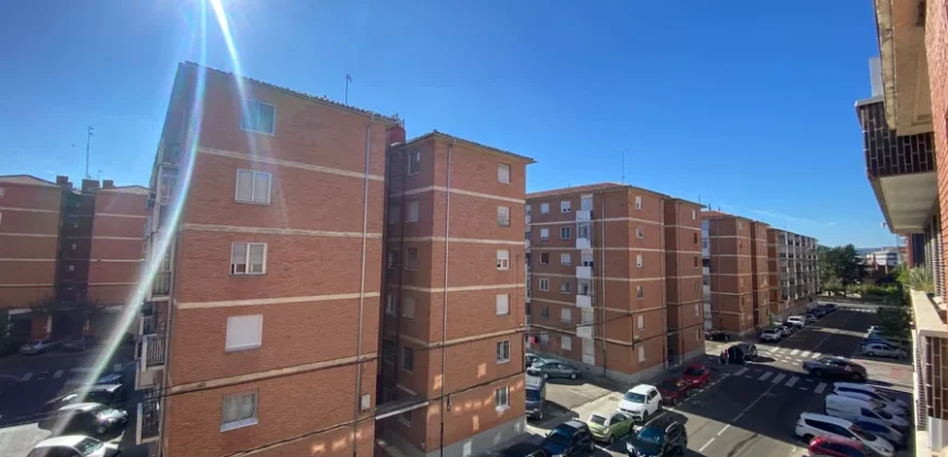 Piso para entrar a vivir de tres habitaciones en Pintor Oliva.