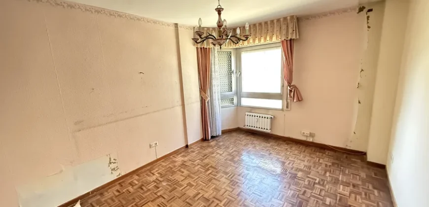 Piso de cuatro habitaciones en Casado del Alisal.