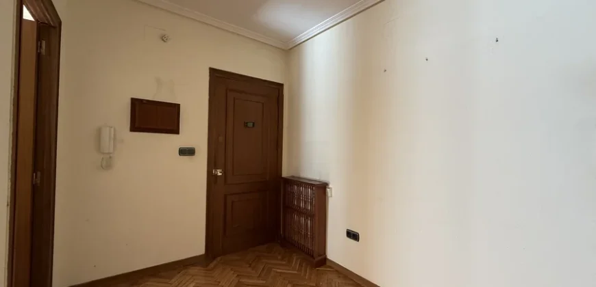 Piso céntrico de 2 habitaciones con garaje.