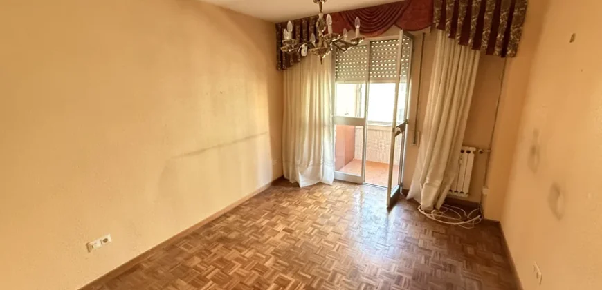 Piso de cuatro habitaciones en Casado del Alisal.