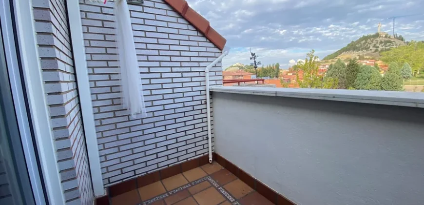 Ático de tres habitaciones con dos terrazas en el Cristo.