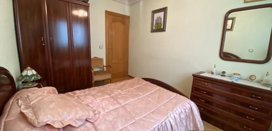 Piso para entrar a vivir de tres habitaciones en Pintor Oliva.