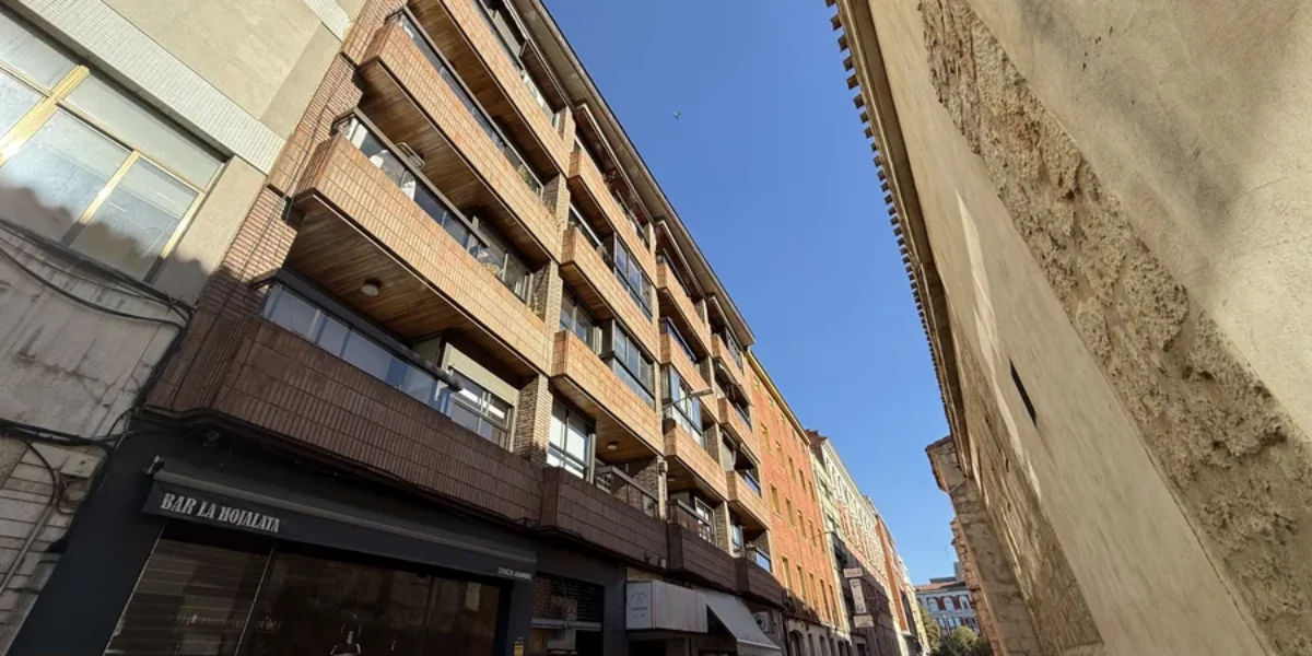 Piso céntrico de 2 habitaciones con garaje.