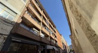 Piso céntrico de 2 habitaciones con garaje.