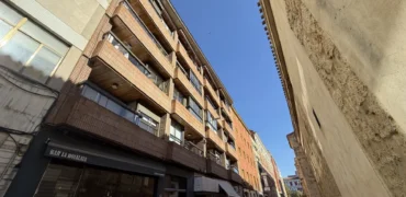 Piso céntrico de 2 habitaciones con garaje.