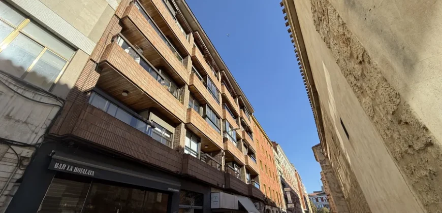 Piso céntrico de 2 habitaciones con garaje.