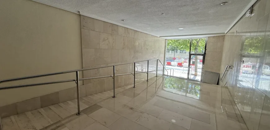 Piso de cuatro habitaciones en Casado del Alisal.
