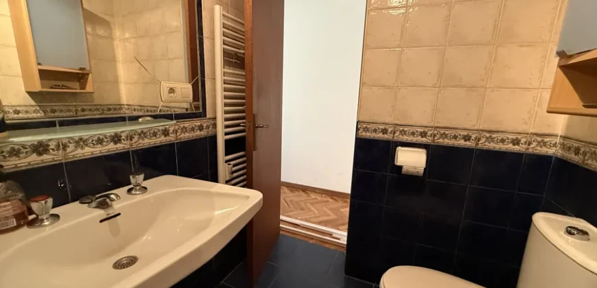 Piso céntrico de 2 habitaciones con garaje.