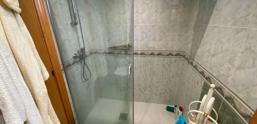 Piso para entrar a vivir de tres habitaciones en Pintor Oliva.