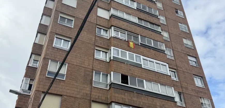 Piso para reformar de tres habitaciones con garaje