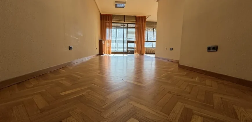 Piso céntrico de 2 habitaciones con garaje.