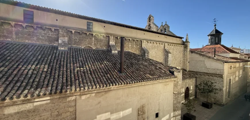 Piso céntrico de 2 habitaciones con garaje.