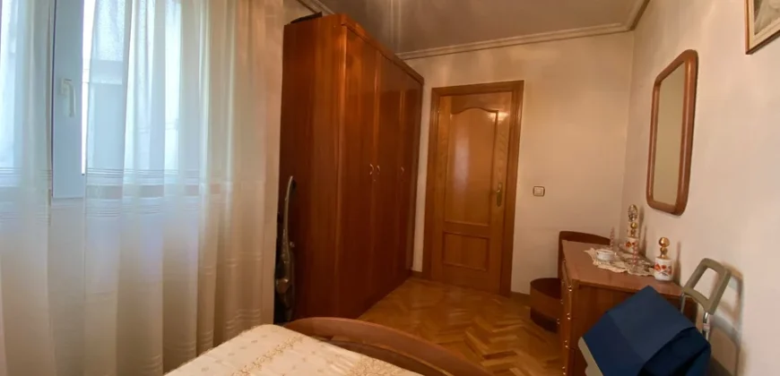 Piso para entrar a vivir de tres habitaciones en Pintor Oliva.