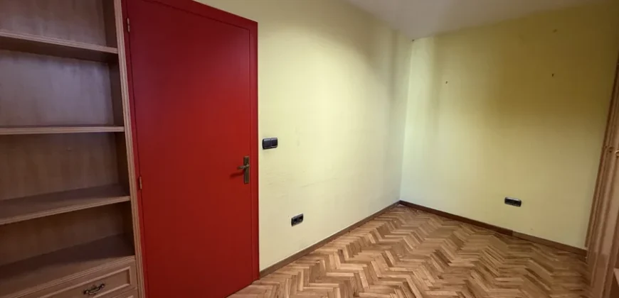 Piso céntrico de 2 habitaciones con garaje.
