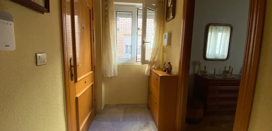 Piso para entrar a vivir de tres habitaciones en Pintor Oliva.