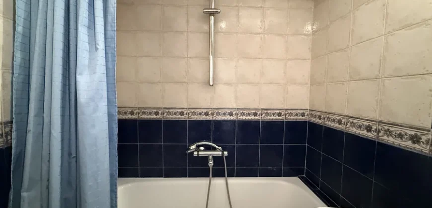 Piso céntrico de 2 habitaciones con garaje.