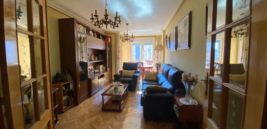 Piso para entrar a vivir de tres habitaciones en Pintor Oliva.