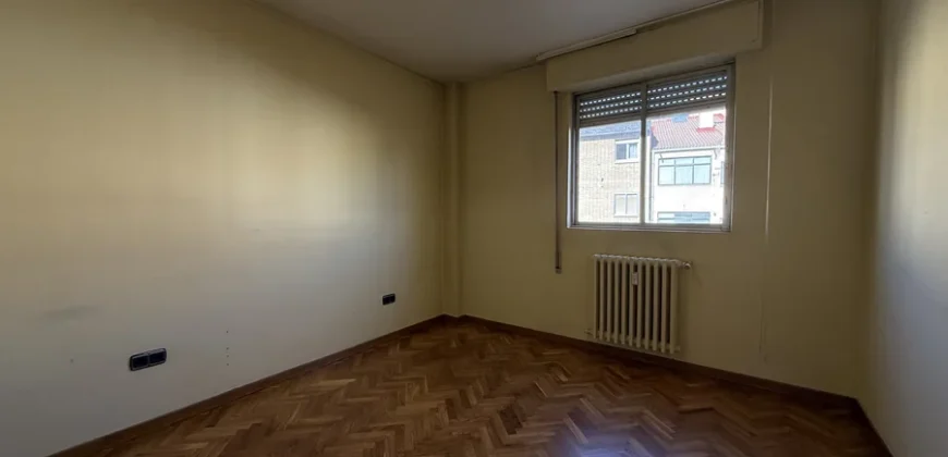 Piso céntrico de 2 habitaciones con garaje.