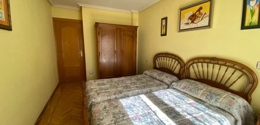 Piso para entrar a vivir de tres habitaciones en Pintor Oliva.
