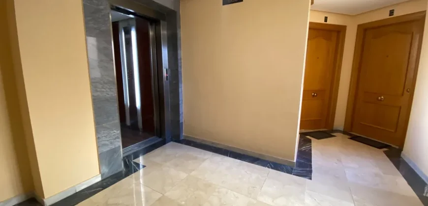 Piso para entrar a vivir de tres habitaciones en Pintor Oliva.