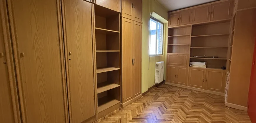 Piso céntrico de 2 habitaciones con garaje.
